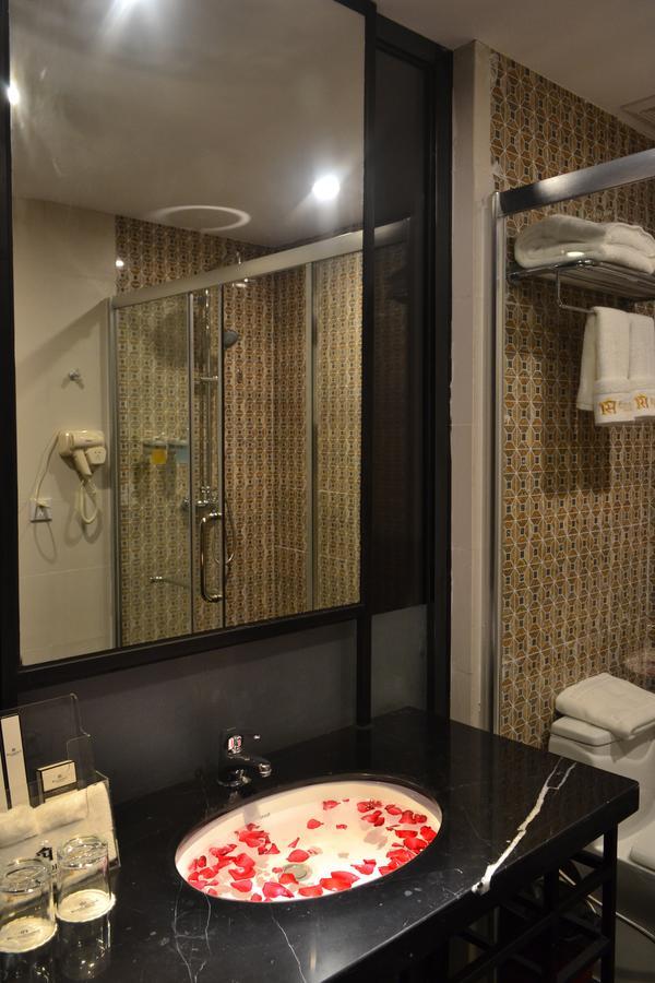 Royal Holiday Hotel Yangon Dış mekan fotoğraf